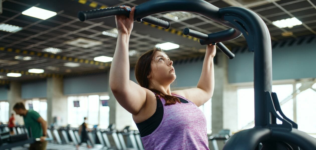 Woman doing a chip up in the gym.