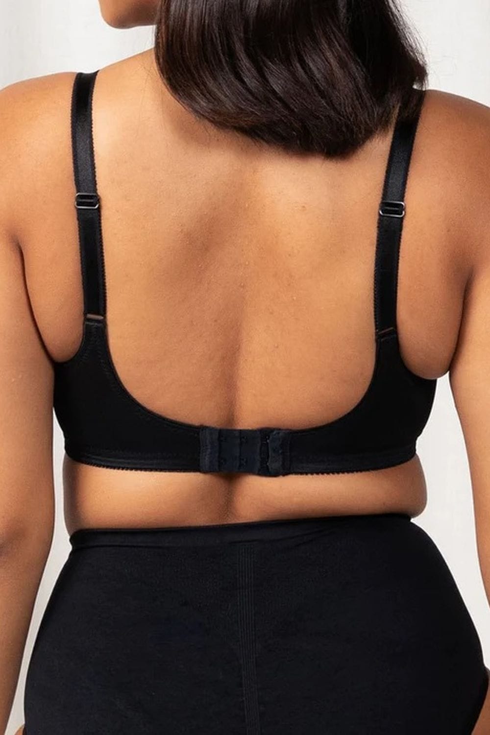 https://www.sportsbrasdirect.com.au/wp-content/uploads/2023/11/Triumph-Embroidered-Minimiser-Bra_Black_Back.jpg